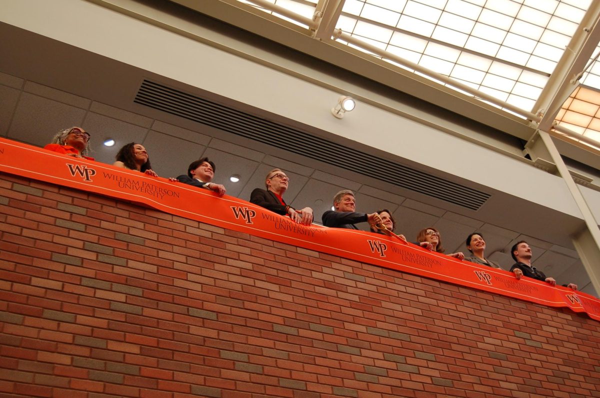 University officials, donors and students prepare for Beacon ribbon cutting ceremony