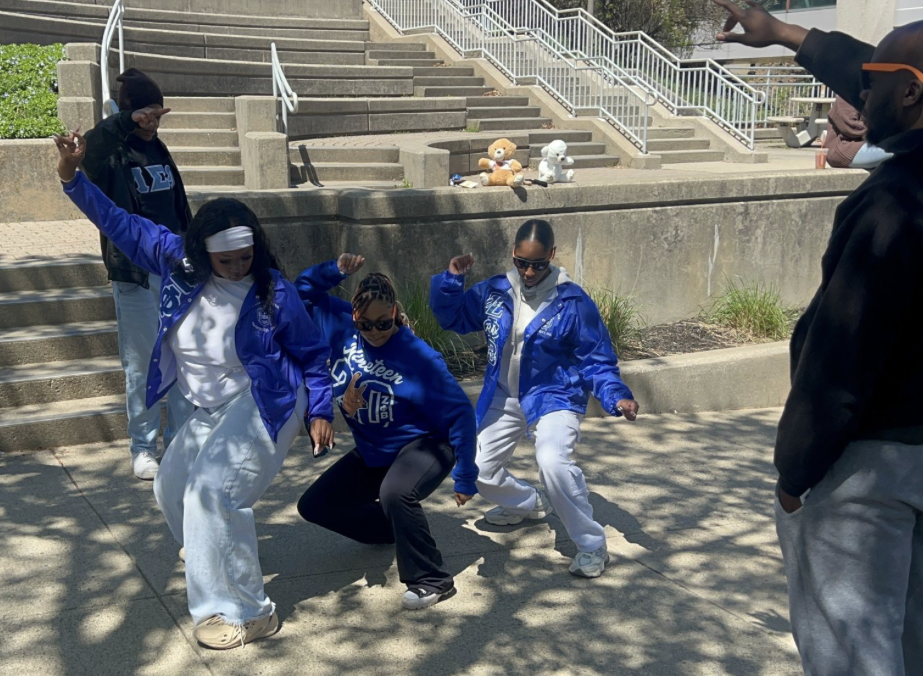 Zeta Phi Beta Strolling for the Crowd 
